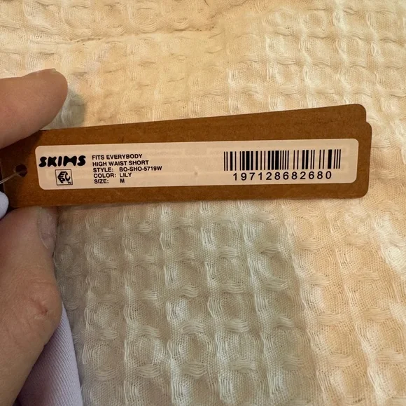 SKIMS High-Waisted Short in Lily - M - Picture 4 of 4